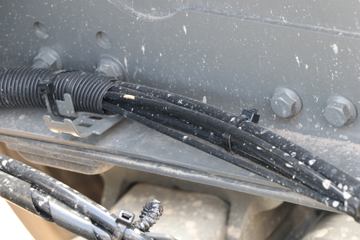 �й����� HOWO TS7�ؿ� 590���� 6X4 LNG�Զ���ǣ����(Һ��)(ZZ4257V424KF1LT)ͼƬ