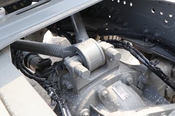 �й����� HOWO TS7�ؿ� 590���� 6X4 LNG�Զ���ǣ����(Һ��)(ZZ4257V424KF1LT)ͼƬ