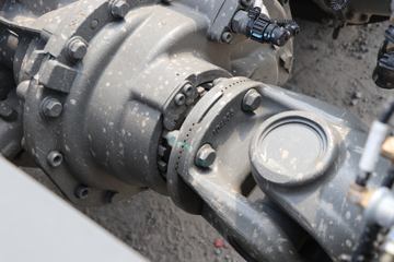 �й����� HOWO TS7�ؿ� 590���� 6X4 LNG�Զ���ǣ����(Һ��)(ZZ4257V424KF1LT)ͼƬ