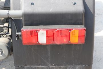 �й����� HOWO TS7�ؿ� 590���� 6X4 LNG�Զ���ǣ����(Һ��)(ZZ4257V424KF1LT)ͼƬ