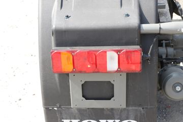 �й����� HOWO TS7�ؿ� 590���� 6X4 LNG�Զ���ǣ����(Һ��)(ZZ4257V424KF1LT)ͼƬ