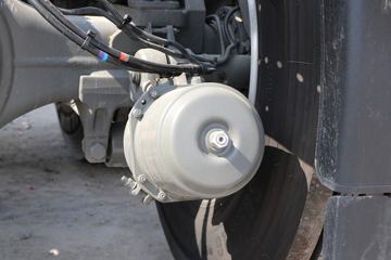 �й����� HOWO TS7�ؿ� 590���� 6X4 LNG�Զ���ǣ����(Һ��)(ZZ4257V424KF1LT)ͼƬ