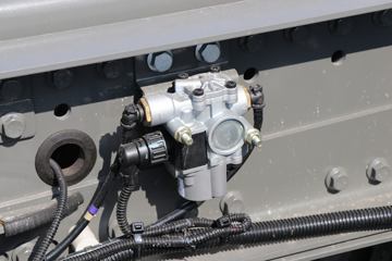 �й����� HOWO TS7�ؿ� 590���� 6X4 LNG�Զ���ǣ����(Һ��)(ZZ4257V424KF1LT)ͼƬ