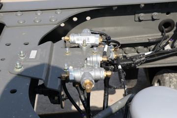 �й����� HOWO TS7�ؿ� 590���� 6X4 LNG�Զ���ǣ����(Һ��)(ZZ4257V424KF1LT)ͼƬ