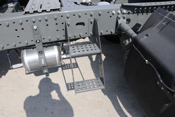 �й����� HOWO TS7�ؿ� 590���� 6X4 LNG�Զ���ǣ����(Һ��)(ZZ4257V424KF1LT)ͼƬ