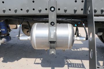 �й����� HOWO TS7�ؿ� 590���� 6X4 LNG�Զ���ǣ����(Һ��)(ZZ4257V424KF1LT)ͼƬ