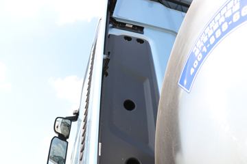 �й����� HOWO TS7�ؿ� 590���� 6X4 LNG�Զ���ǣ����(Һ��)(ZZ4257V424KF1LT)ͼƬ