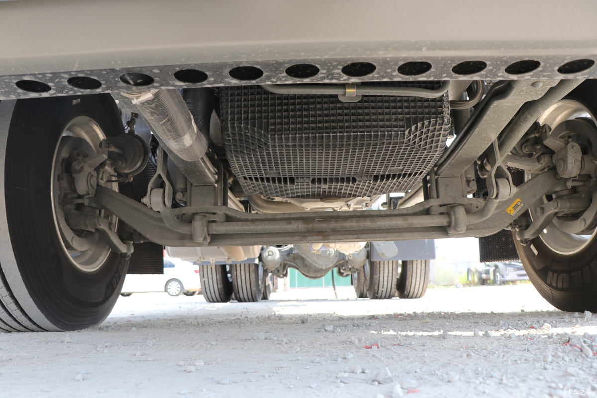 干线标载创富利器 重汽HOWO TS7 590马力LNG牵引车深度解析