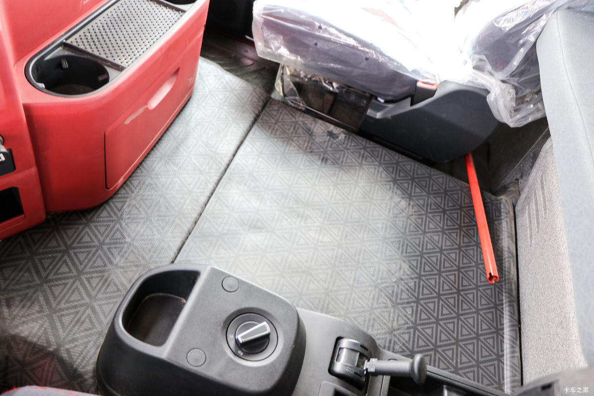 �й����� HOWO TX7 290���� 4X2 9.6��AMT�Զ�����ʽ�ػ�����ʻ��                                               