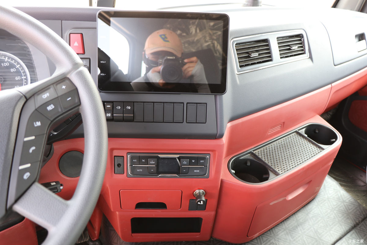 �й����� HOWO TX7 290���� 4X2 9.6��AMT�Զ�����ʽ�ػ�����ʻ��                                               