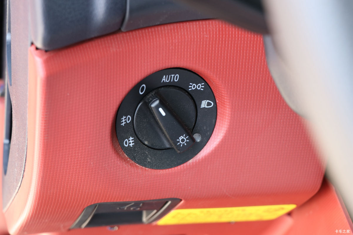�й����� HOWO TX7 290���� 4X2 9.6��AMT�Զ�����ʽ�ػ�����ʻ��                                               