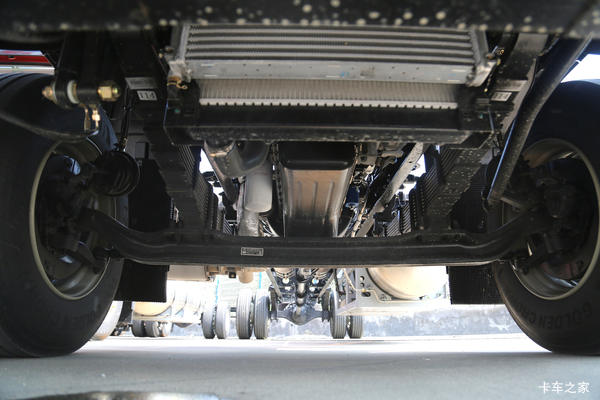 青岛解放JK6 LNG载货车 280马力配9.8米厢