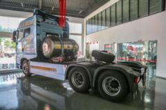青岛解放 鹰途 头等舱 600马力 6X4 LNG自动档牵引车(CA4257P35K18T1NE6A80)