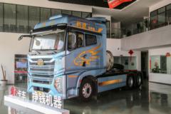 青岛解放 鹰途 头等舱 600马力 6X4 LNG自动档牵引车(CA4257P35K18T1NE6A80)