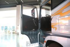 青岛解放 鹰途 头等舱 600马力 6X4 LNG自动档牵引车(CA4257P35K18T1NE6A80)