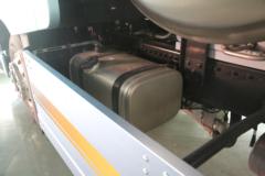 青岛解放 鹰途 头等舱 600马力 6X4 LNG自动档牵引车(CA4257P35K18T1NE6A80)