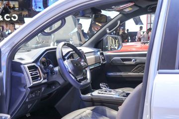 ���� ��; 2024�� ��ҫ�� 2.0T���� 170���� �Զ����� ��˫��Ƥ��ͼƬ