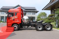 青岛解放 JH6重卡 智越版 南方款 560马力 6X4 LNG自动档牵引车(液缓)(CA4258P25K15T1NE6A81)
