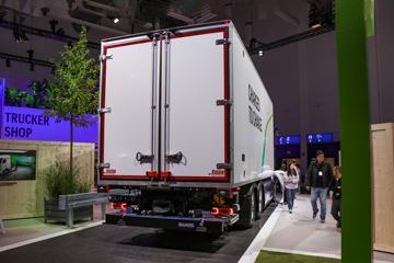 奔驰eActros 电动冷藏车外观图片