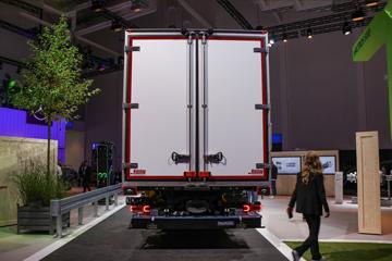 奔驰eActros 电动冷藏车外观图片