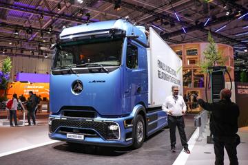 奔驰eActros 电动冷藏车外观图片