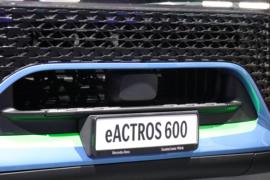 奔驰eActros 电动牵引车外观图片