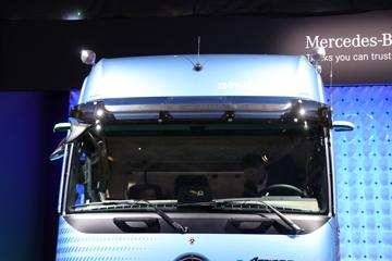 奔驰eActros&nbsp;电动牵引车外观图片