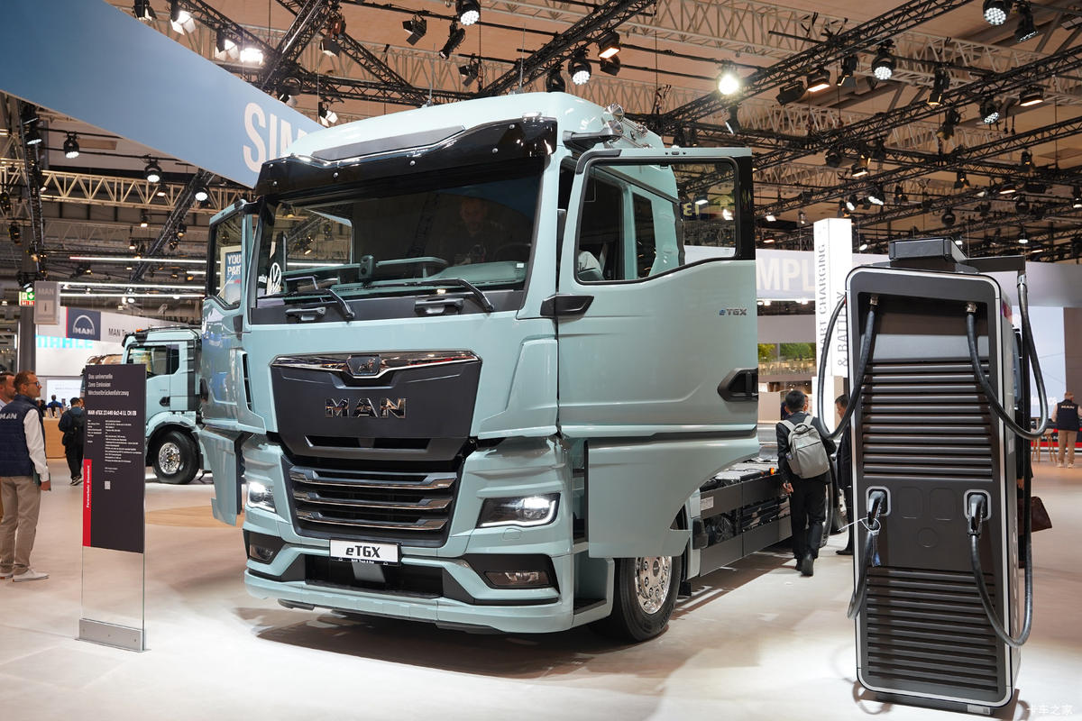 曼 eTGX重卡 6X2 纯电动载货车