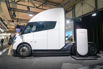 特斯拉Semi 电动牵引车外观图片