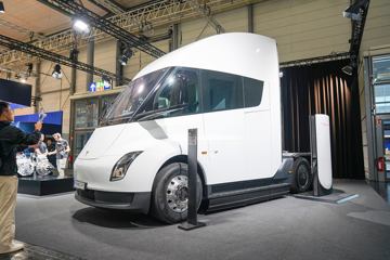 特斯拉Semi 电动牵引车外观图片