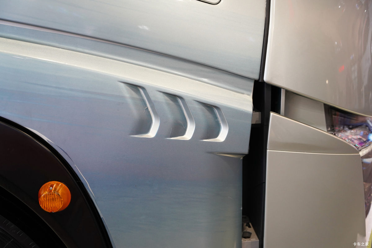 �й����� �ƺ� X7 4X2 ��ȼ��ǣ�������