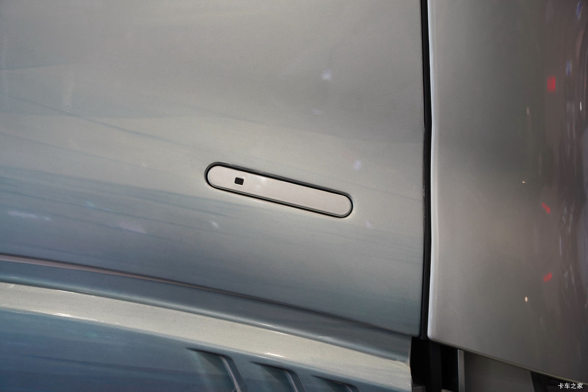 �й����� �ƺ� X7 4X2 ��ȼ��ǣ�������