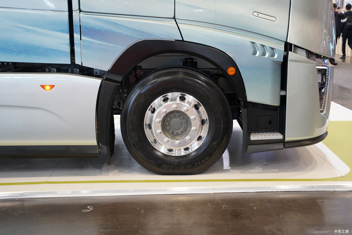 �й����� �ƺ� X7 4X2 ��ȼ��ǣ�������