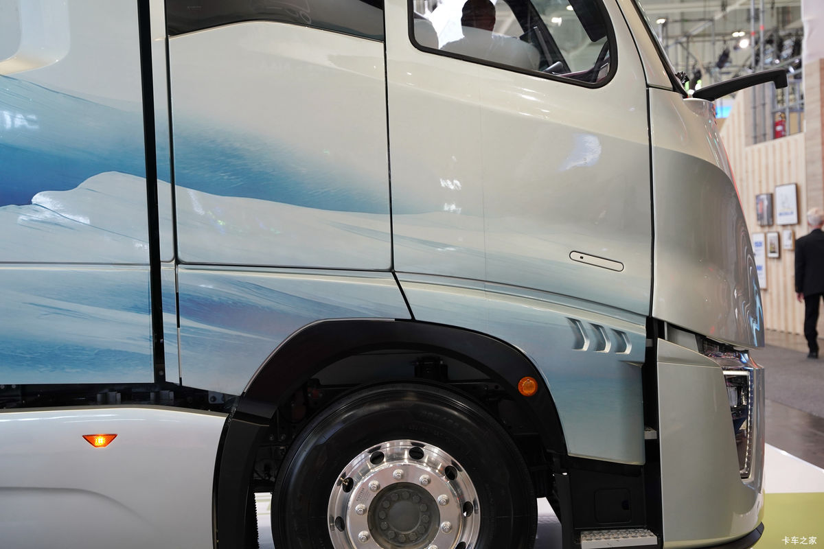 �й����� �ƺ� X7 4X2 ��ȼ��ǣ�������