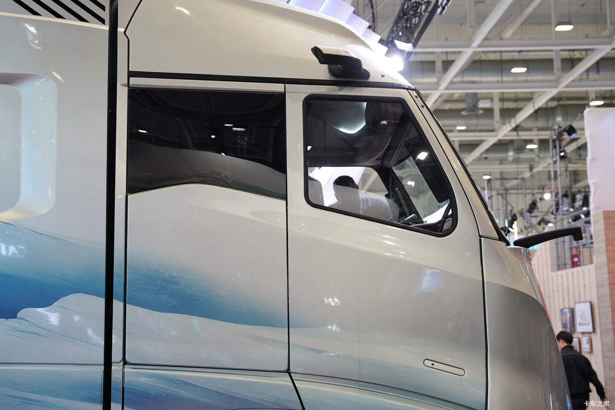 �й����� �ƺ� X7 4X2 ��ȼ��ǣ�������