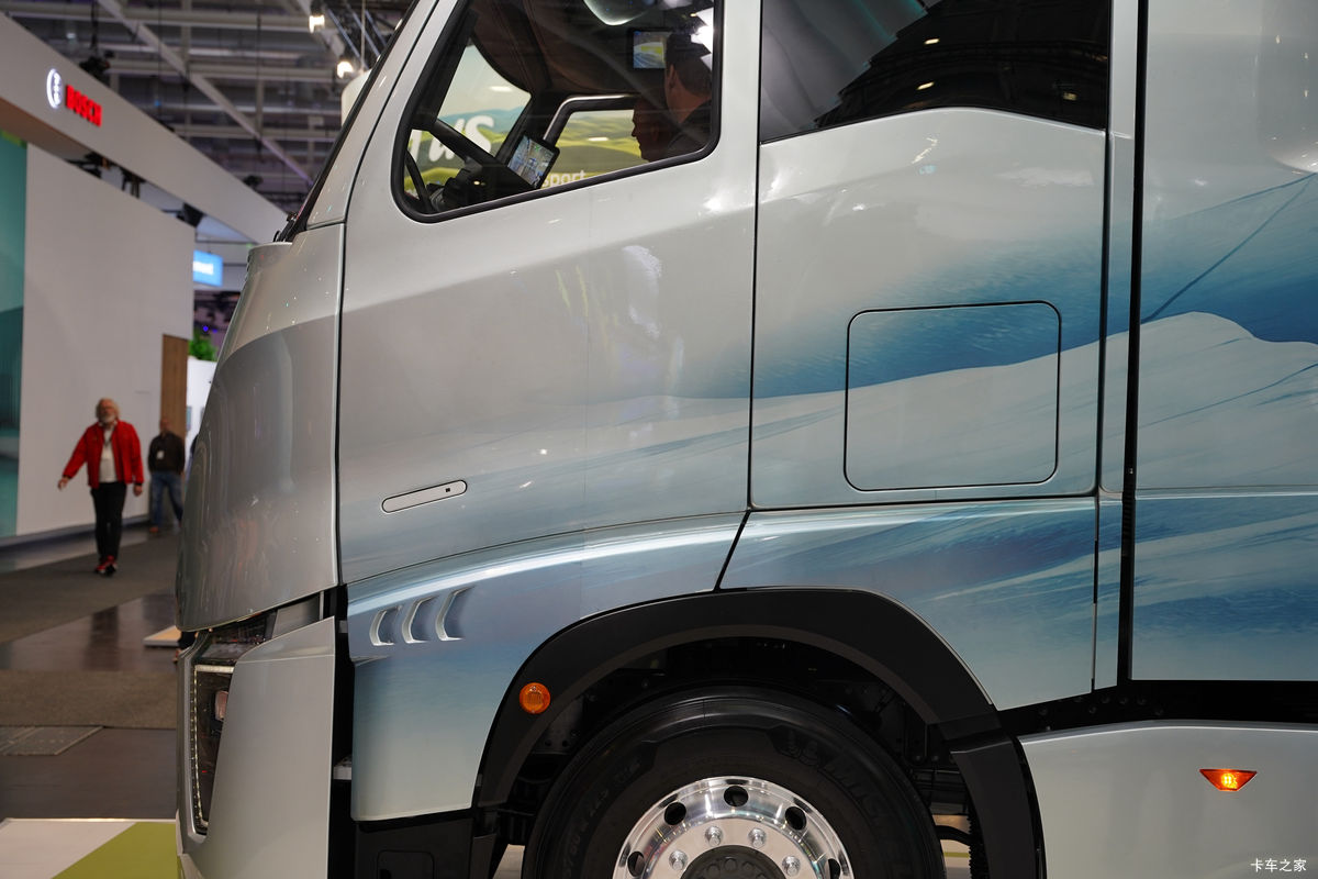 �й����� �ƺ� X7 4X2 ��ȼ��ǣ�������