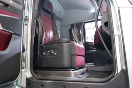 重汽黄河X7&nbsp;电动牵引车驾驶室图片