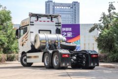 青岛解放 鹰途 头等舱 580马力 6X4 LNG自动档牵引车(CA4257P35K18T1NE6A80)