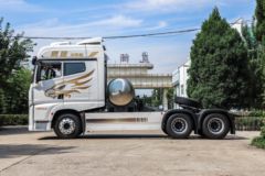 青岛解放 鹰途 头等舱 580马力 6X4 LNG自动档牵引车(CA4257P35K18T1NE6A80)