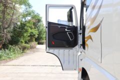 青岛解放 鹰途 头等舱 580马力 6X4 LNG自动档牵引车(CA4257P35K18T1NE6A80)