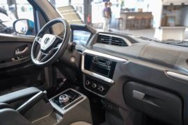 飞碟U5&nbsp;电动封闭厢货驾驶室图片