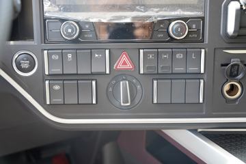 �ൺ��� ӥ; ͷ�Ȳ� 600���� 6X4 LNG�Զ���ǣ����(һ�����12��)(Һ��)ͼƬ