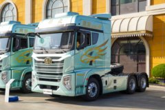 青岛解放 鹰途 商务舱 620马力 6X4 AMT自动档牵引车(速比3.36)(带液缓)(CA4257P35K18T1E6A80)