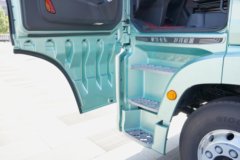 青岛解放 鹰途 商务舱 620马力 6X4 AMT自动档牵引车(速比3.36)(带液缓)(CA4257P35K18T1E6A80)