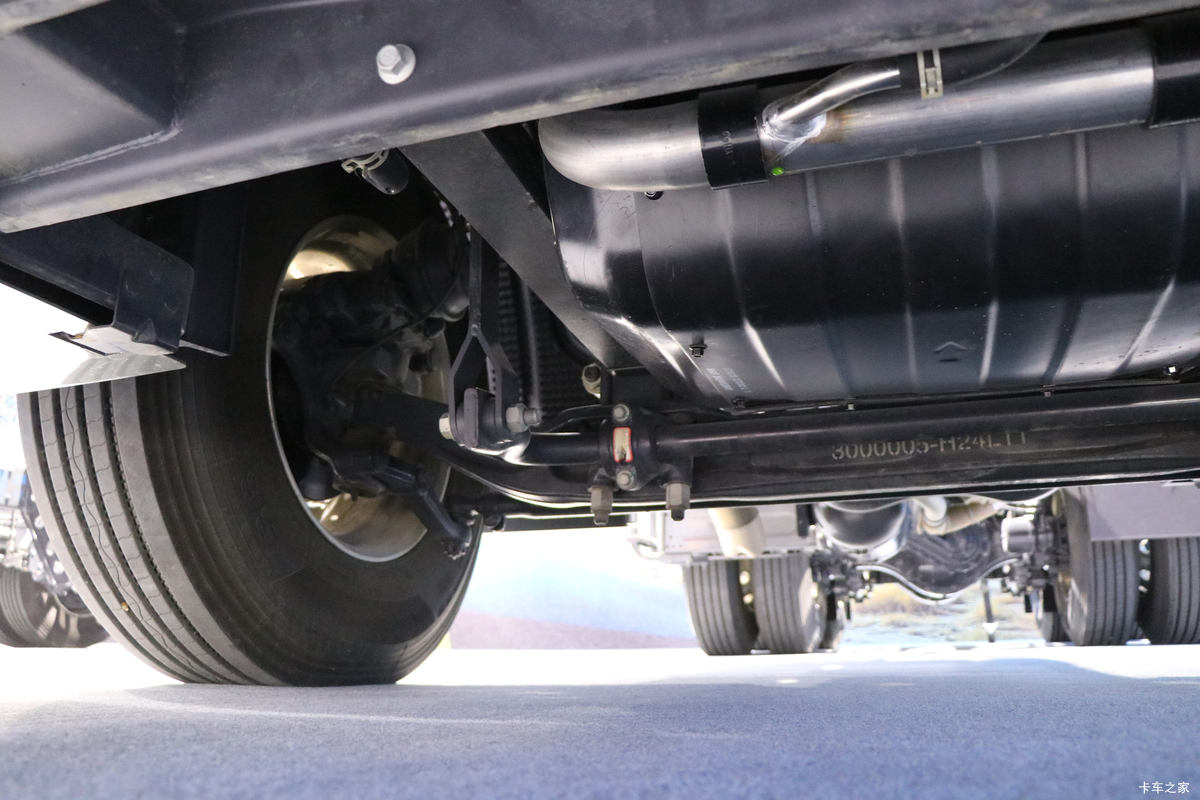 华神HS7牵引车底盘图片