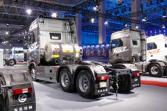 东风华神 HS7 590马力 6X4 LNG自动档牵引车(液缓)(DFD4258GL6N)