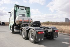一汽解放 J6V重卡 领航版 660马力 6X4 LNG自动档牵引车(液缓)(CA4250P66M26T1E6)
