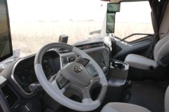 一汽解放 J6V重卡 领航版 660马力 6X4 LNG自动档牵引车(液缓)(CA4250P66M26T1E6)