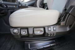 一汽解放 J6V重卡 领航版 660马力 6X4 LNG自动档牵引车(液缓)(CA4250P66M26T1E6)
