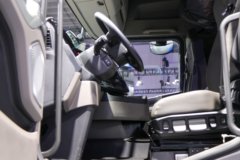 东风华神 HS7 240马力 4X2 9.8米AMT自动档厢式载货车